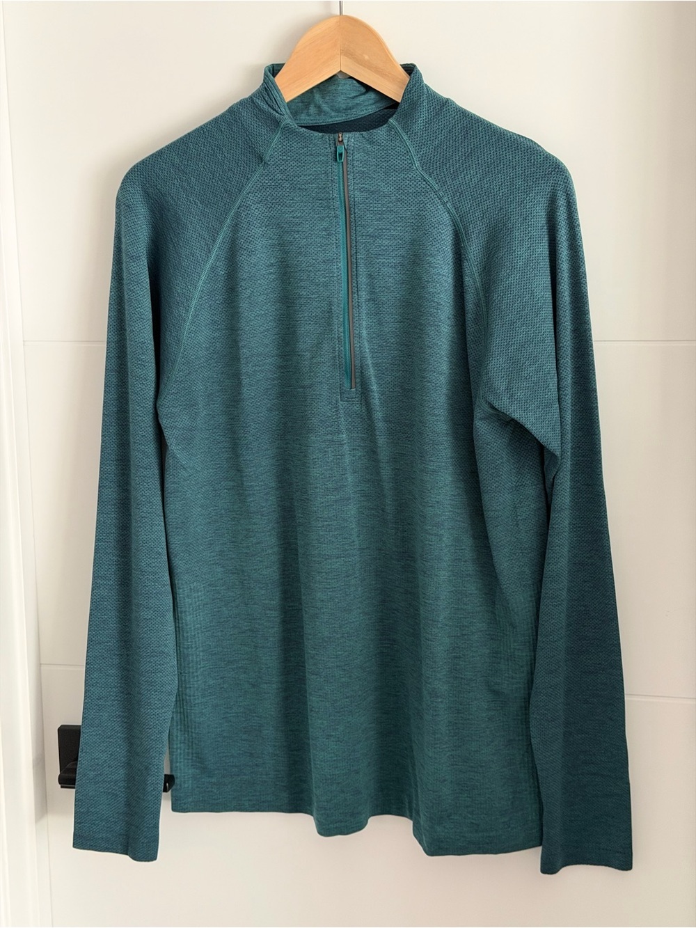 Lululemon: Men's Quarter-Zip Long Sleeve Shirt- Size Large (ptp approx 20.5in)